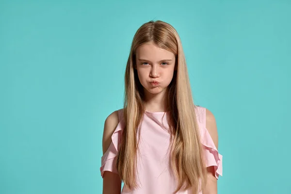 Estúdio Retrato Uma Bela Menina Adolescente Loira Uma Camiseta Rosa — Fotografia de Stock