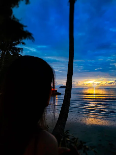 美しい空と夕日の海 浜の女だ 海岸の若い幸せな女性 少女は魔法の日の出を見て — ストック写真