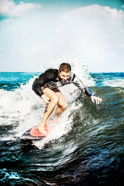 青い海でサーフィン サーフボードに触れた若者波 — ストック写真