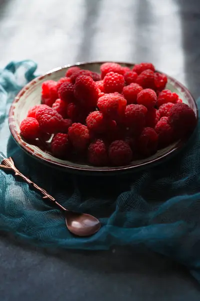 Red Raspberry Green Plate Blue Cloth Small Vintage Spoon — Stockfoto