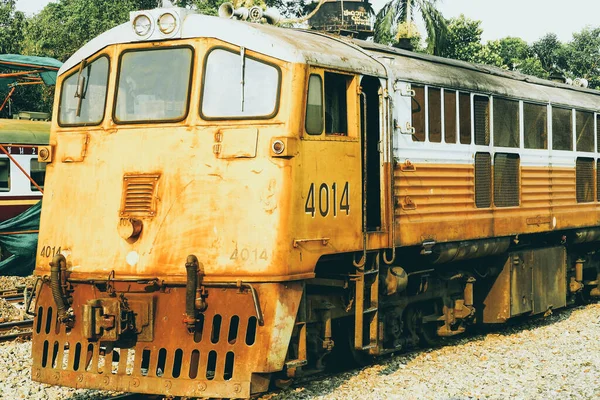 黄色の列車 タイの列車 タイからのトラック上のディーゼル電気機関車によって導かれる行列黄色の列車 — ストック写真