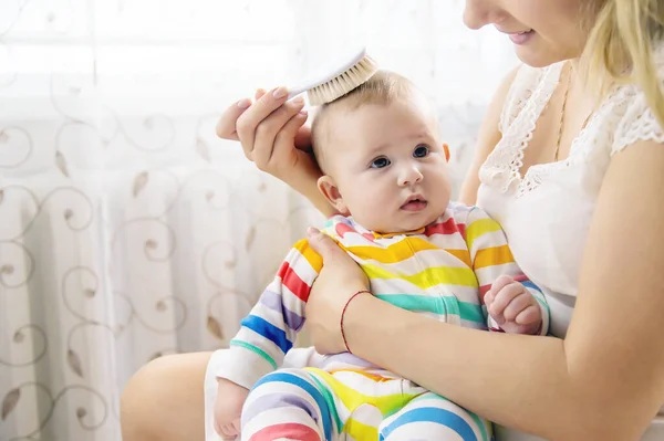 母親は赤ん坊の髪を持っている 選択的焦点 — ストック写真