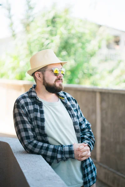 Bearded Man Portrait Summer Clothes Hat Stand Street City Urban — Stok fotoğraf