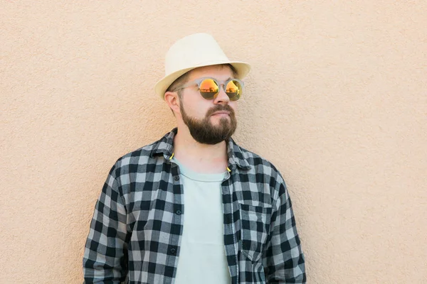 Bearded Man Portrait Summer Clothes Hat Stand Beige Wall Street — Stok fotoğraf