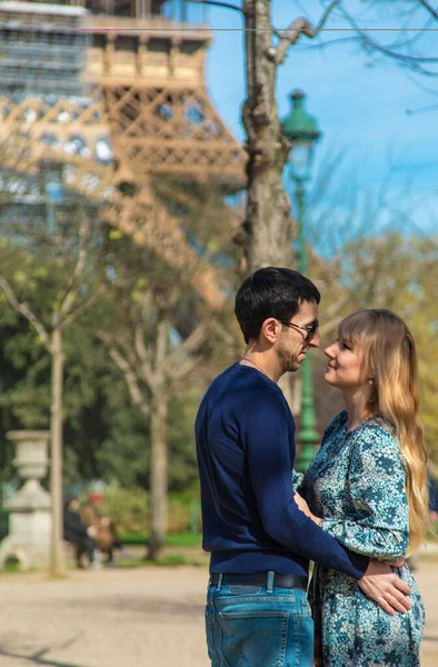 Cuplu Bărbat Femeie Lângă Turnul Eiffel Focalizare Selectivă — Fotografie, imagine de stoc