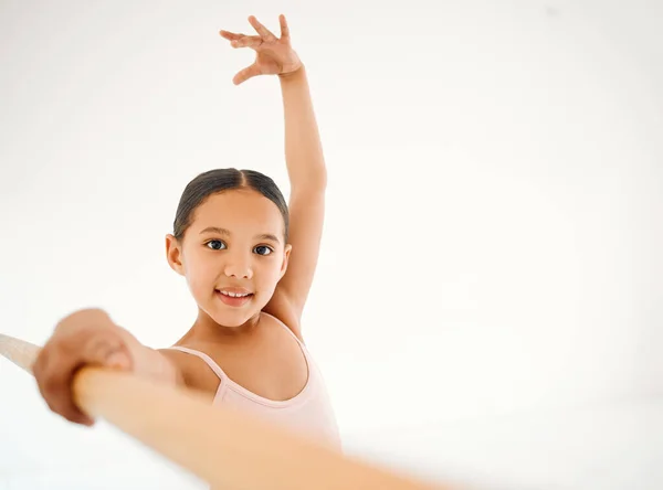最可爱的小芭蕾舞演员一个小女孩在舞厅里跳芭蕾舞的画像 — 图库照片