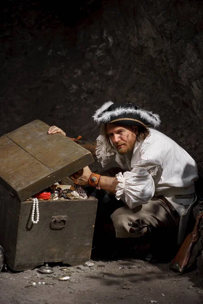 Sea Robber Captain Pirate Ship Armed Treasure Chest Cave Concept — Stock fotografie