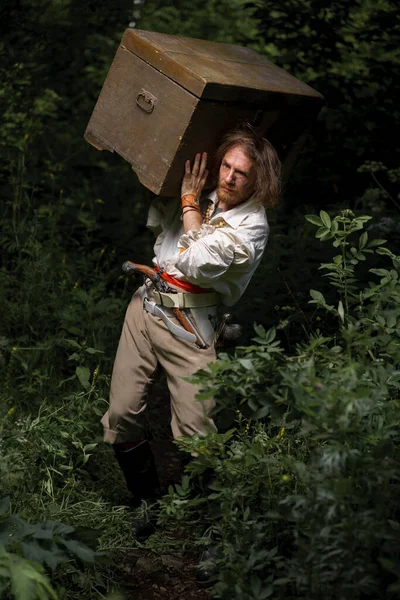 海強盗船の船長武装海賊宝箱とジャングルを通過します 歴史的なハロウィーンの概念 Filbusterコスプレ — ストック写真