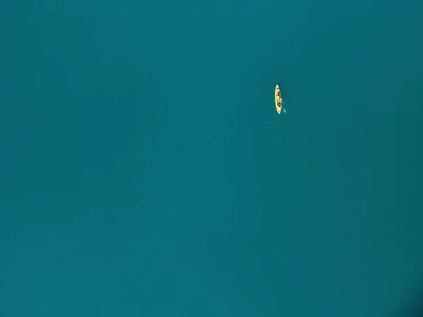 Вид Зверху Сімейний Каяк Блакитному Морі Невпізнавана Жінка Чоловік Діти — стокове фото