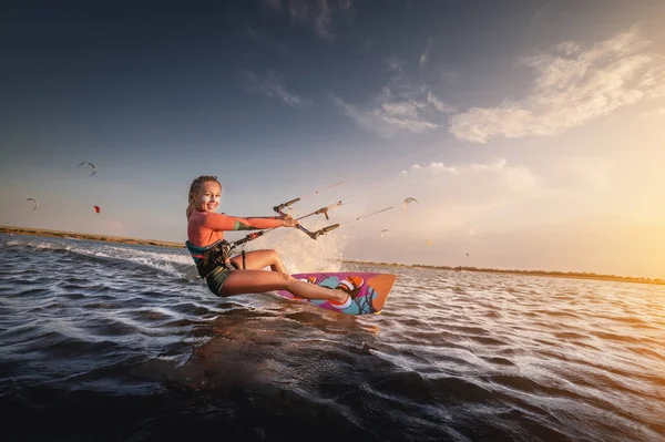 Vízi Sportok Lány Kitesurfing Egy Sárkánnyal Égen Kék Tengerben Lovaglás — Stock Fotó