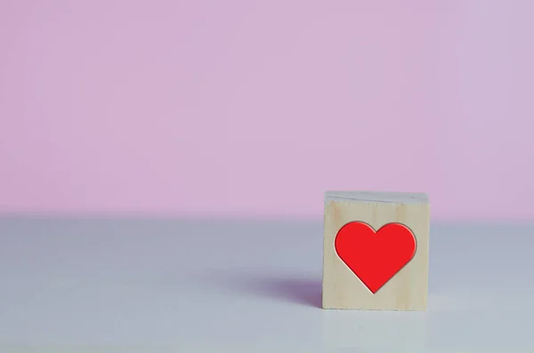 Cubos Madera Con Símbolo Amor Corazón Rojo Sobre Fondo Rosa — Foto de Stock
