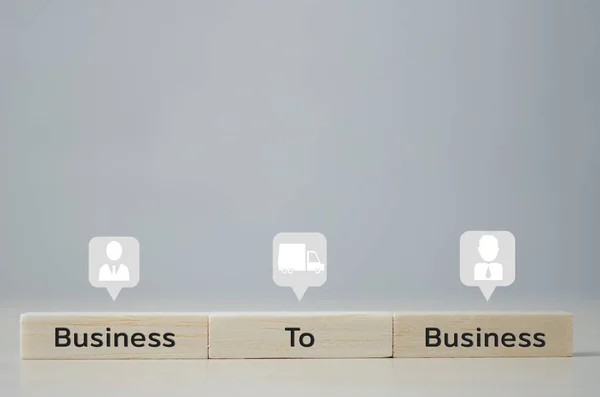 B2Bビジネスと木製のキューブテーブルの上にビジネスとアイコンとコピースペース ビジネスコンセプト — ストック写真