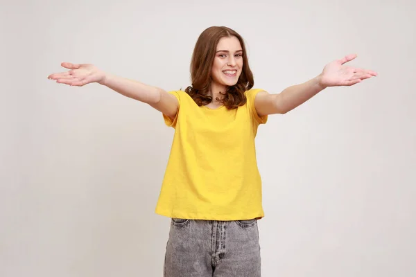 Come Arms Free Hugs Portrait Adorable Hospitable Teenager Girl Yellow — Zdjęcie stockowe