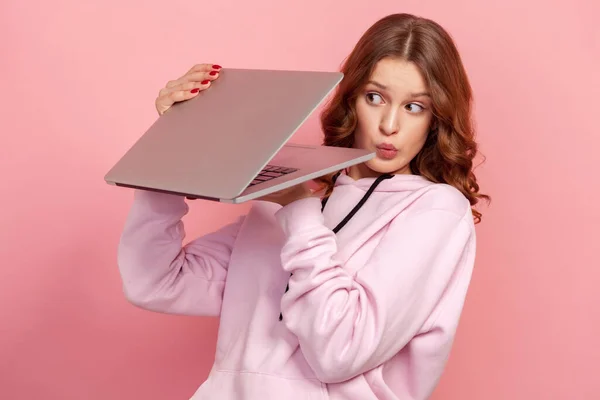 Portrait Curious Curly Haired Teenage Girl Hoodie Peeping Laptop Screen — Fotografia de Stock
