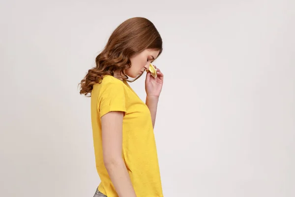 穿着黄色T恤 留着波浪般的头发的少女形象 表现出忧郁 绝望的哀伤 — 图库照片