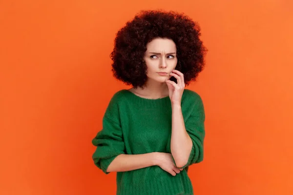 Pensive Woman Afro Hairstyle Wearing Green Casual Style Sweater Thinking — Stock fotografie