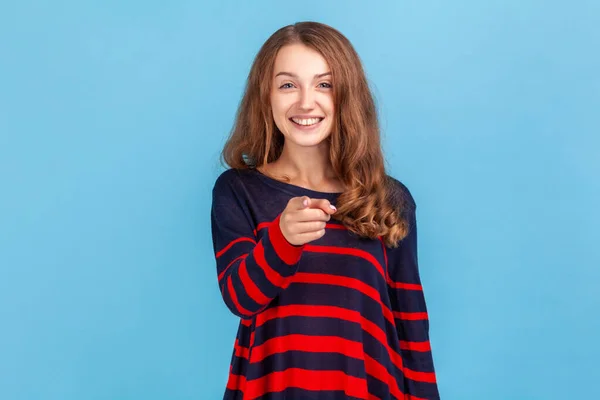 おいお前 カメラを指し 魅力的なおもちゃの笑顔で見て 指を示し 選択をする縞カジュアルスタイルのセーターを身に着けている幸せな女性 — ストック写真