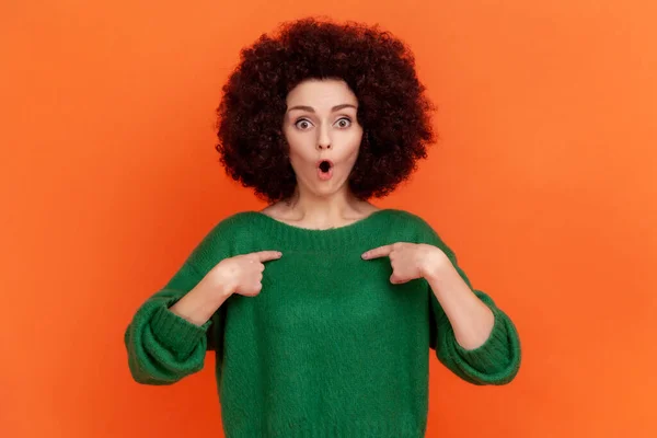 Wow Surprised Woman Afro Hairstyle Green Casual Style Sweater Looking — Stock fotografie
