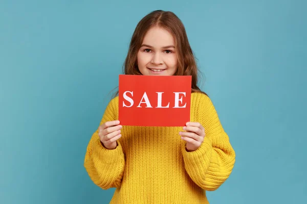 Little Girl Showing Sale Inscription Smiling Camera Advertising Low Prices — Stockfoto