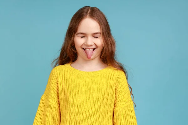 滑稽滑稽可爱的小女孩伸出舌头 摆出孩子气的样子的画像 — 图库照片