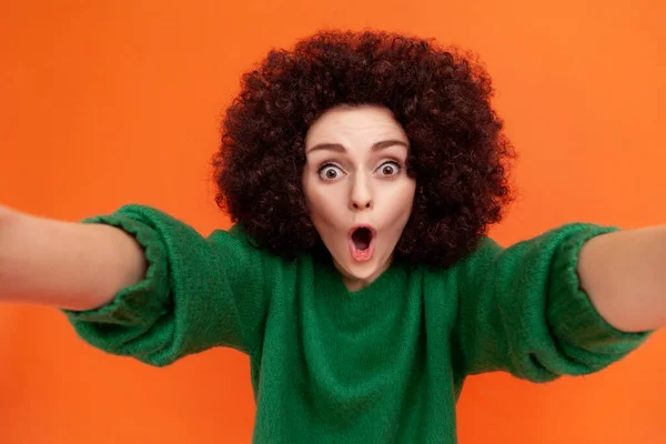 Portrait Shocked Woman Afro Hairstyle Wearing Green Casual Style Sweater — Stok fotoğraf