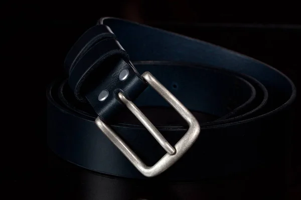 Cinturón Cuero Con Hebilla Metal Sobre Fondo Oscuro — Foto de Stock