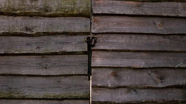 柵の破片と大きな木の板で作られた門がロックで閉じられます — ストック写真