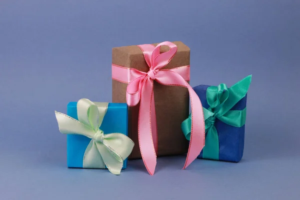 Trois Boîtes Cadeaux Multicolores Sur Fond Bleu — Photo