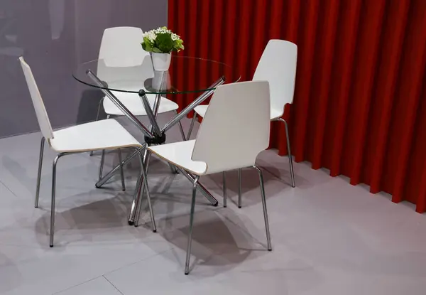 Zimmer Mit Vier Stühlen Und Einem Tisch — Stockfoto