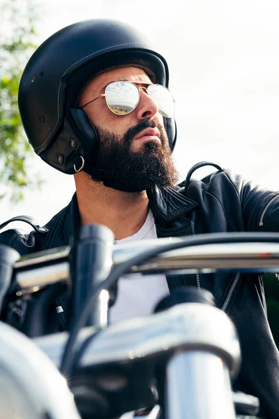 Mann Mit Helm Und Sonnenbrille Auf Motorrad Unterwegs — Stockfoto