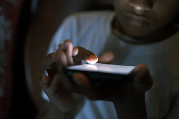 Adolescente Sentado Sofá Usando Telefone Inteligente Noite — Fotografia de Stock
