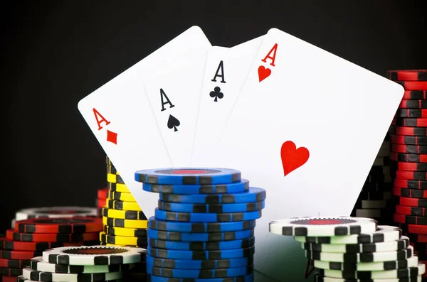 Poker Chips Een Groene Gamingtafel — Stockfoto