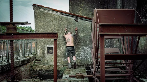 Ein Glatzköpfiger Mann Mit Tätowiertem Körper Lehnt Einer Betonwand — Stockfoto