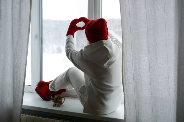 Beyaz Takım Elbiseli Bir Kadın Pencere Eşiğinde Oturur Kış Penceresinden — Stok fotoğraf