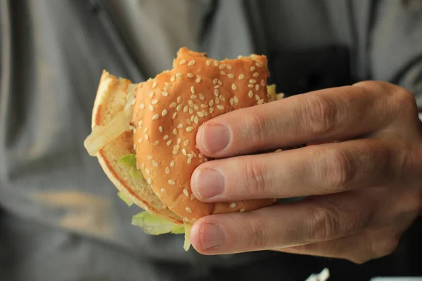Mann Hält Einen Hamburger Der Hand — Stockfoto