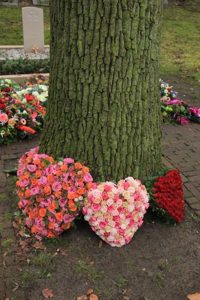 Heart Shaped Sympathy Funeral Flowers — стоковое фото