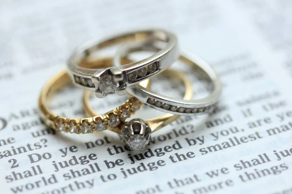 Anéis Casamento Diamante Fundo Close — Fotografia de Stock