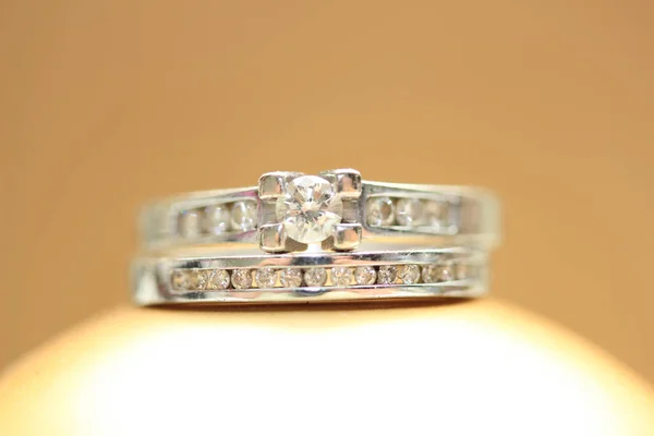 バックグラウンド上のダイヤモンド結婚指輪を閉じます — ストック写真