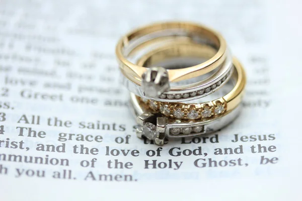 Diamond Wedding Rings Background Close — Stock Photo, Image