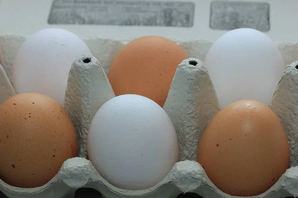 Ovos Uma Caixa Papelão Perto — Fotografia de Stock