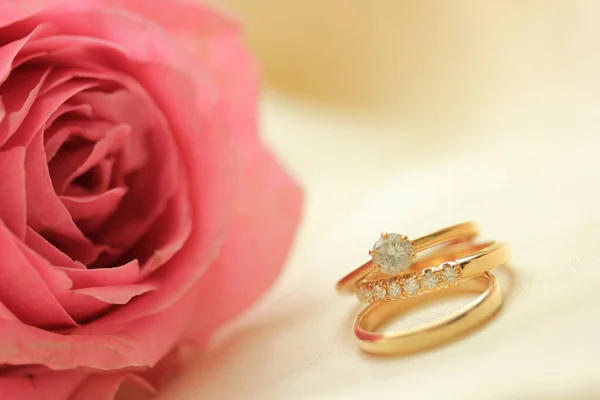 Anéis Casamento Diamante Perto — Fotografia de Stock