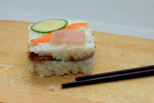 Japaner Pressten Sushi Aus Nächster Nähe — Stockfoto