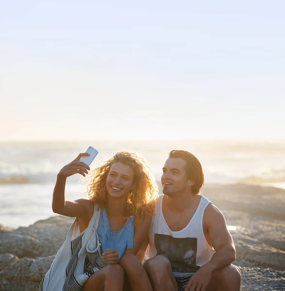 Happy Couple Taking Photo Using Smartphone Beach Sharing Romantic Vacation — Stockfoto
