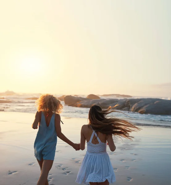 Woman Friends Running Beach Sunset Holding Hands Having Fun Summer — Stockfoto