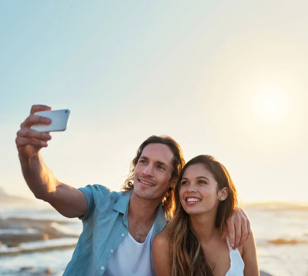 Happy Couple Taking Photo Using Smartphone Beach Sharing Romantic Vacation — Stockfoto