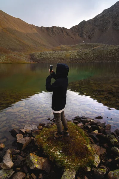 スマートフォンで自然の写真を撮る旅行写真家 湖の山の風景 アドベンチャー休暇中の観光客 — ストック写真