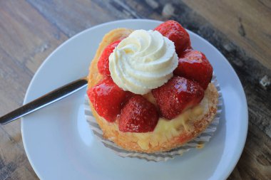 Tabakta taze çilek şekerlemesi