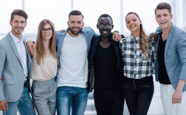 Geçici grup beyaz arka plan üzerinde izole duran insan