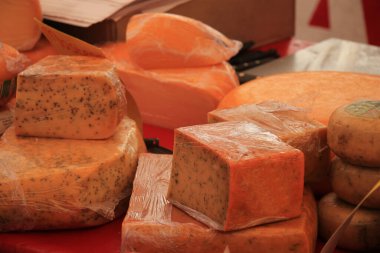 Pazarda geleneksel Hollanda peynirleri