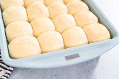 tatlı ve ekşi krema topları mermer tepside